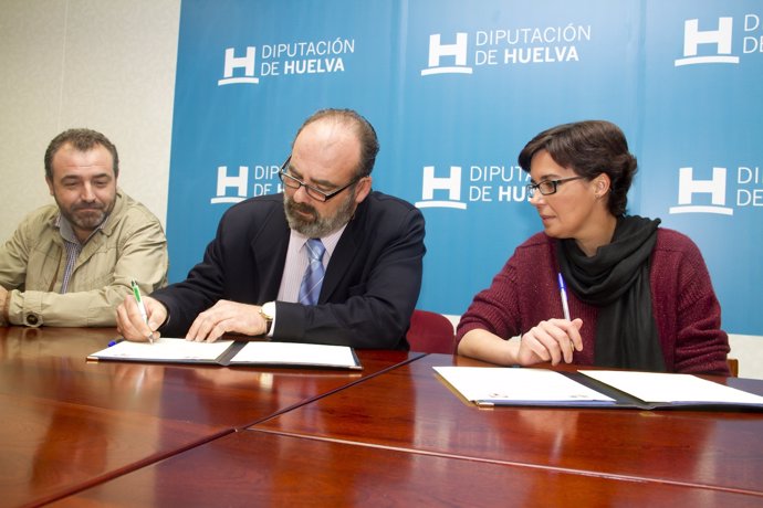 La diputada de la Cuenca Minera de Huelva, Susana Rivas, firma convenio de caza.