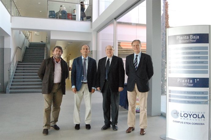 Carlos García y Gabriel Pérez, de Loyola Andalucía, junto a Oraá y Losada