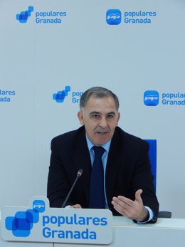 El secretario general del PP de Granada, Santiago Pérez.
