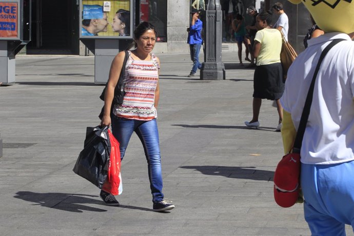 Gente comprando por el centro de Madrid
