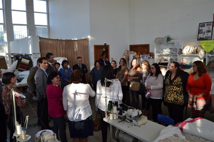 Autoridades y alumnas del curso de costura