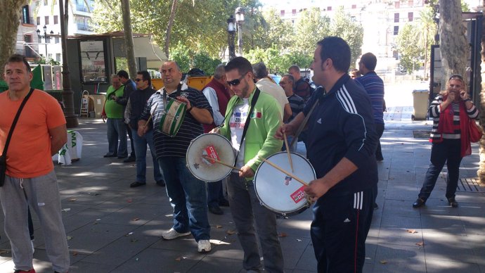 Protesta de los extrabajadores de Mercasevilla ante el Ayuntamiento.