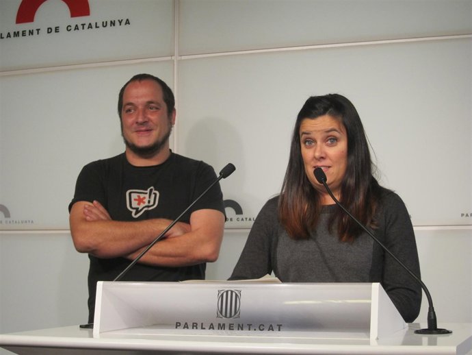 Los diputados de CUP David Fernández e Isabel Vallet en rueda de prensa