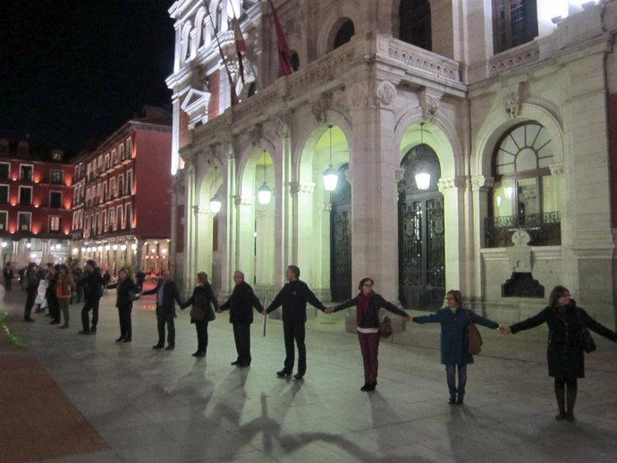 Una cadena humana "abraza" el Ayuntamiento de Valladolid