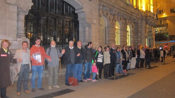 Cadena humana en el Ayuntamiento de Santander contra la reforma local