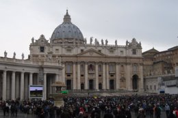 Peregrinos Vaticano durante el Cónclave
