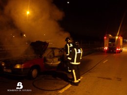 Vehiculo incendiado en Llanera
