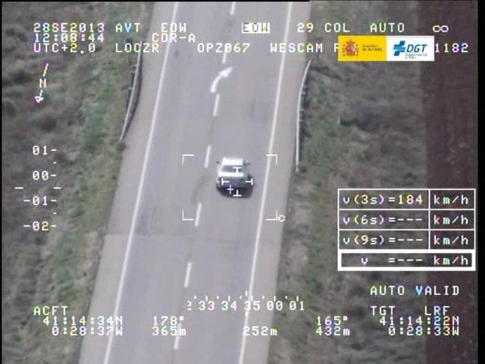 Coche circulando a 180 km/ en carretera convencional