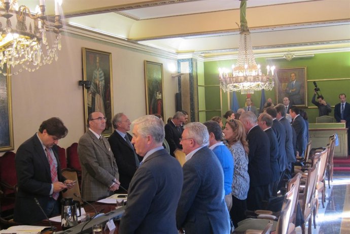 Minuto de silencio en el Pleno del Ayuntamiento de Oviedo
