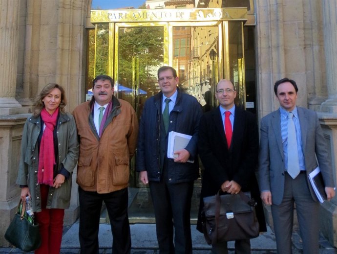 Nagore, ante la puerta del Parlamento regional