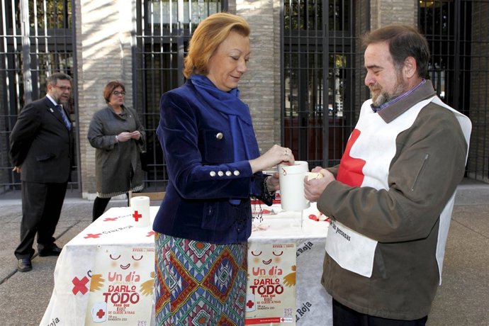 Luisa Fernanda Rudi deposita un donativo