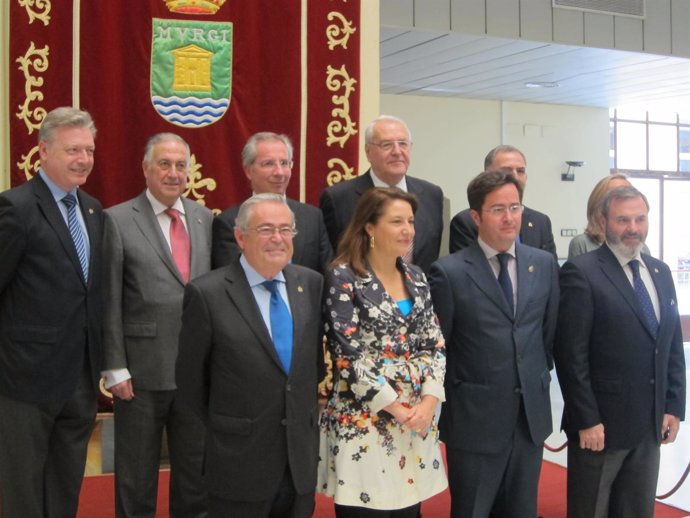 En el centro, la delegada del Gobierno en Andalucía, Carmen Crespo