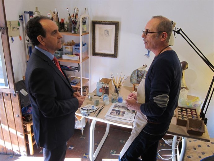 El consejero habla con un artesano