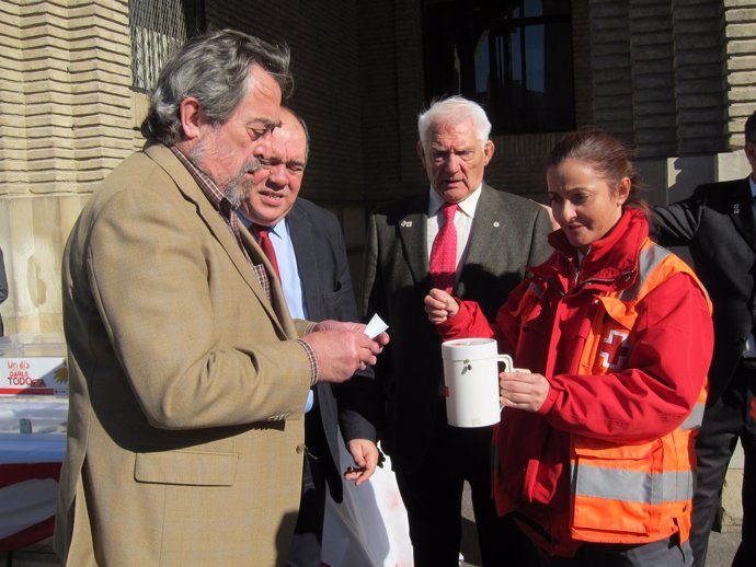 Belloch entrega donativo el Día de la Banderita de Cruz Roja