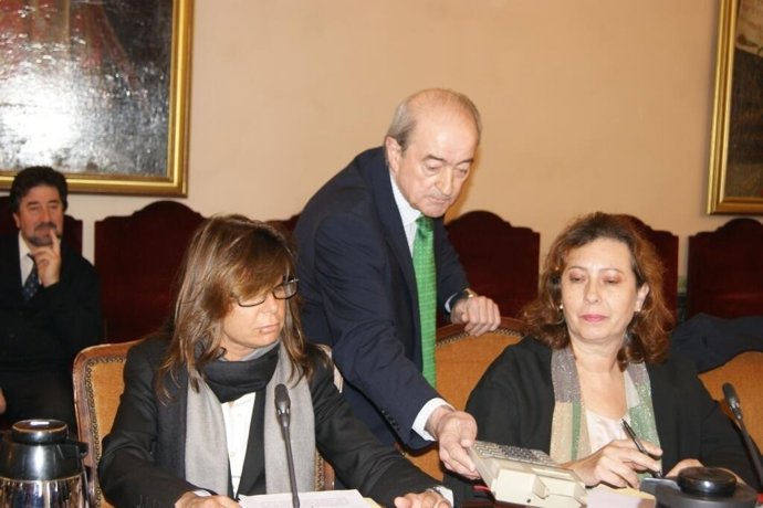 Jaime Reinares entrega una calculadora a Belén Arganza