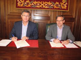 Manuel Blasco y Joaquín Juste firman el convenio