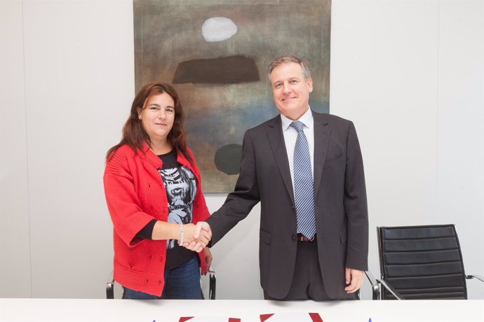El consejero Arasti con la alcaldesa de Cabezón