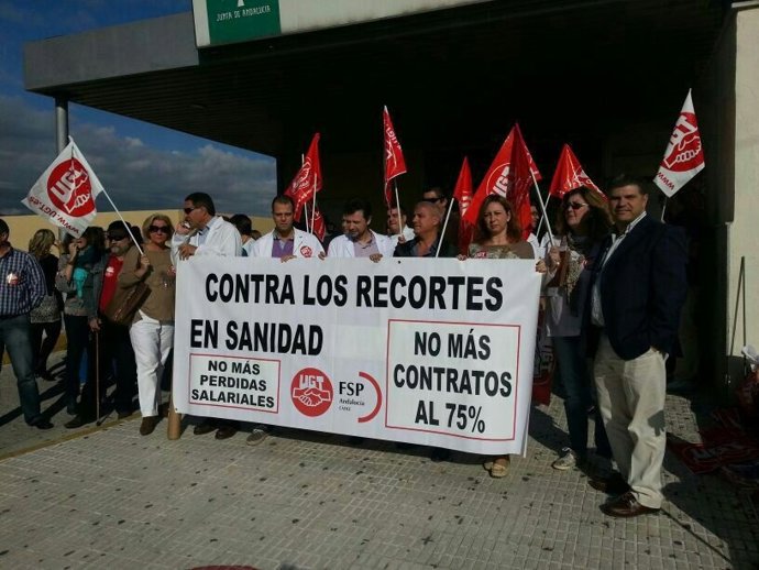 Concentración de UGT ante el hospital Punta Europa