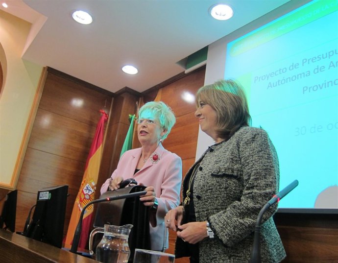 La consejera Elena Víboras (izda.), junto a Purificación Gálvez.