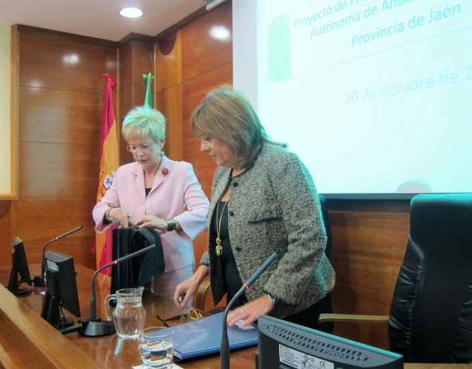 Elena Víboras y Purificación Gálvez, en la presentación de los presupuestos.