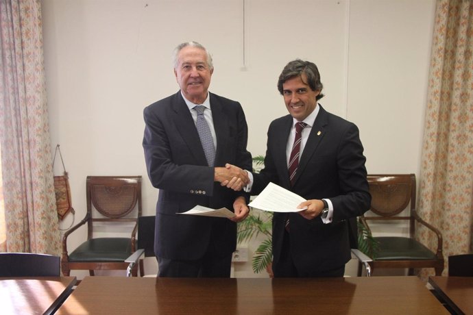 Firma del convenio entre Casa Caridad y el Ayuntamiento de Paterna.