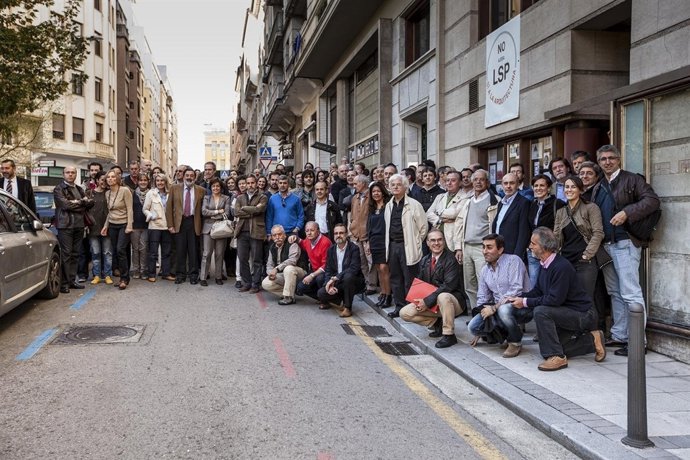 Concentración de arquitectos en defensa de su profesión