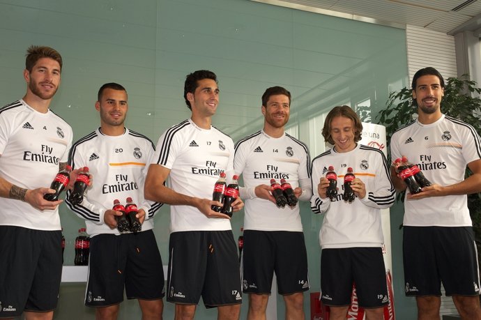Jugadores del Real Madrid reciben una Coca-Cola personalizada 