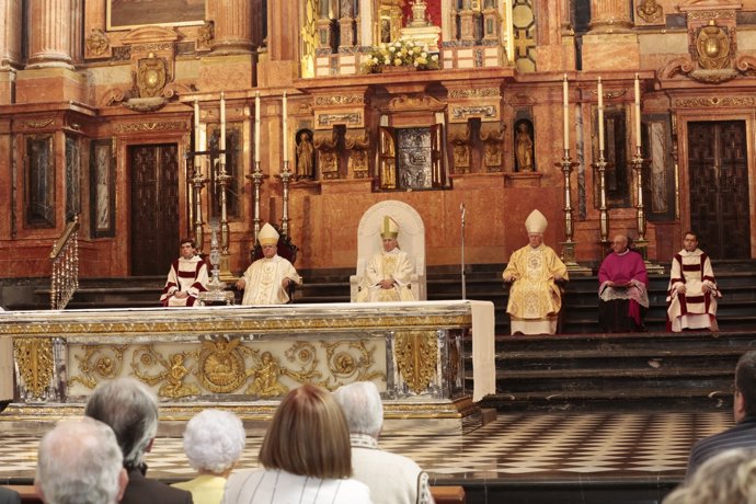 Rouco Varela (centro) en la Catedral de Córdoba durante la Eucaristía