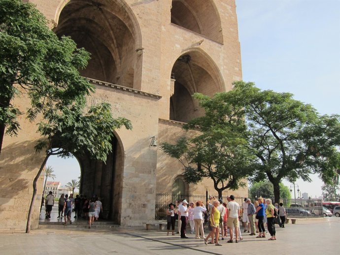 Turistas en las Torres de Serrano