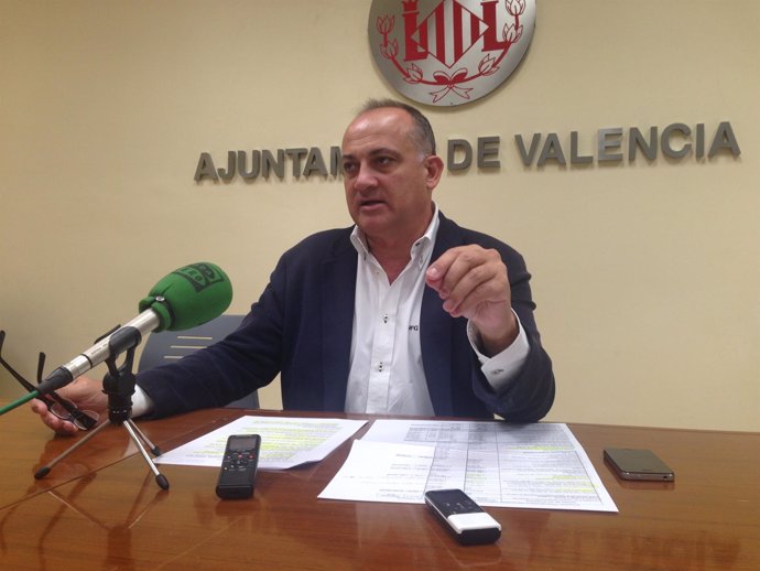 El portavoz municipal socialista Joan Calabuig en rueda de prensa.