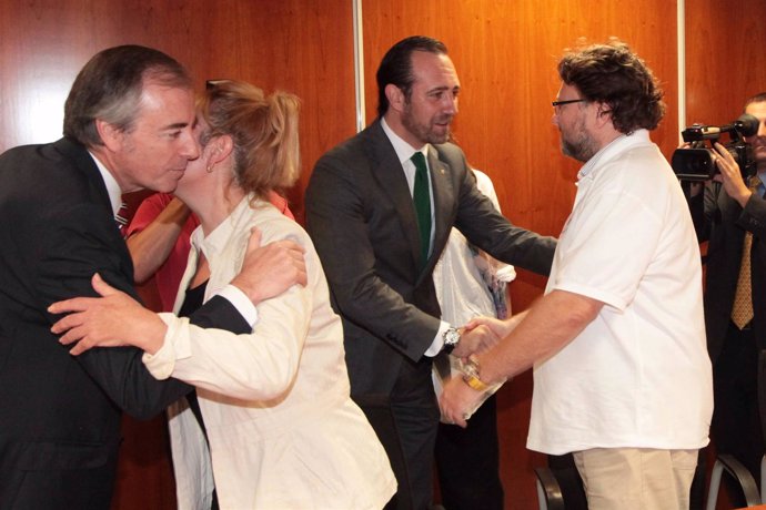 José Ramón Bauzá saluda a Vicente Torres(Asociación Española Contra el Cáncer)