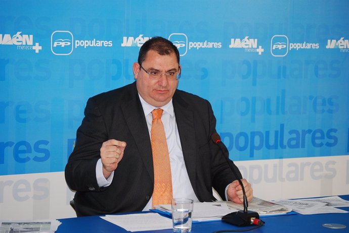 El parlamentario andaluz por el PP de Jaén Javier Calvente en la rueda de prensa