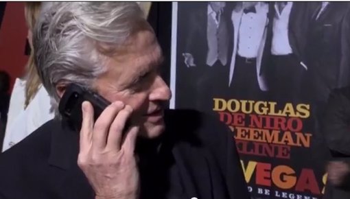 Michael Douglas recibe una llamada de su esposa en plena premier de las vegas