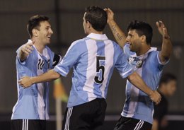 Messi, Gago y Agüero celebran un tanto ante Paraguay