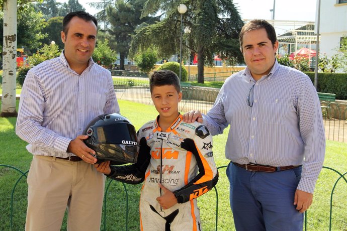 Diputación de Granada recibe al joven motociclista Alejandro Ruiz.