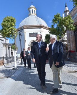 El alcalde visita las obras en el cementerio San Miguel