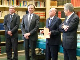 El profesor Pérez Calvo en su intervención durante la inauguración del fondo.