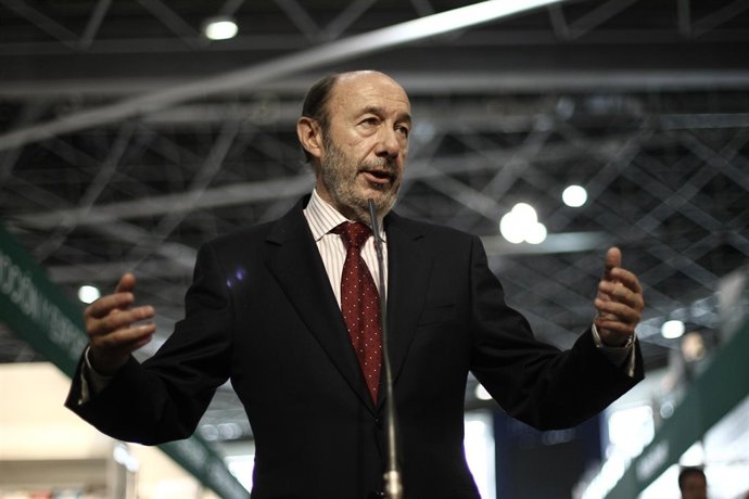 Alfredo Pérez Rubalcaba (PSOE) visita la feria Liber