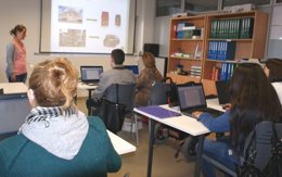 Jóvenes con discapacidad auditiva en un aula