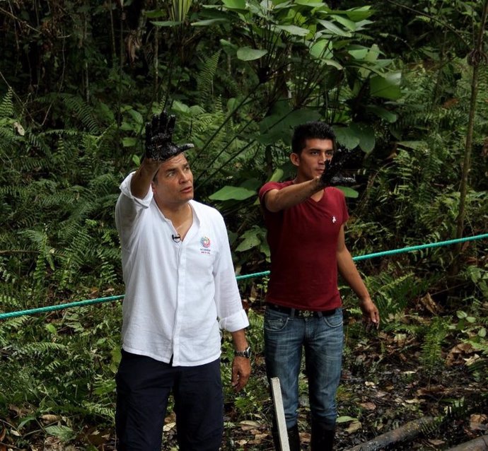 El presidente ecuatoriano, Rafael Correa, en una antigua explotación petrolera.