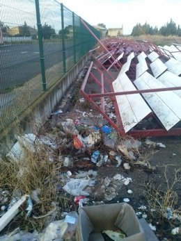 Suciedad en el solar contiguo al instituto de Sádaba.
