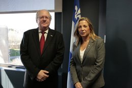 La vicepresidenta Joana Ortega con el director de elecciones de Quebec