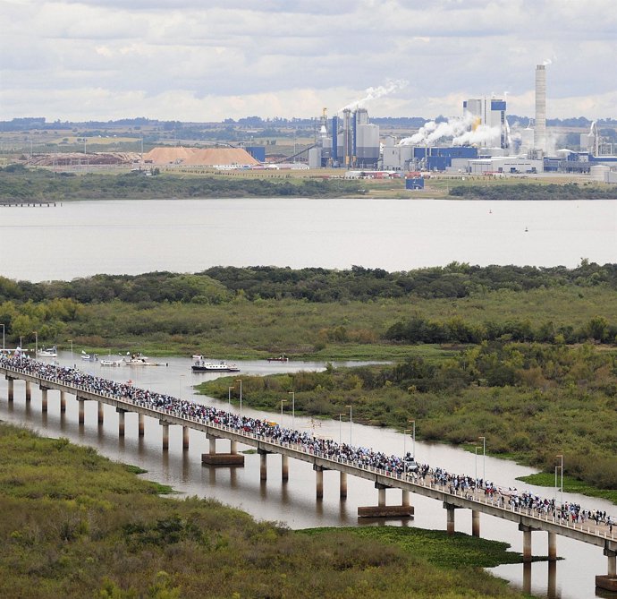 Manifestantes marchando hacia UPM-Botnia por los vertidos contaminantes.
