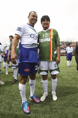  Evo Morales Con Traje De Futbolista Junto A Cafu (Brasil)