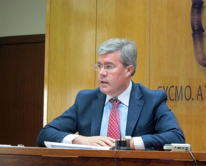 El alcalde de Jaén, José Enrique Fernández de Moya, en la rueda de prensa.