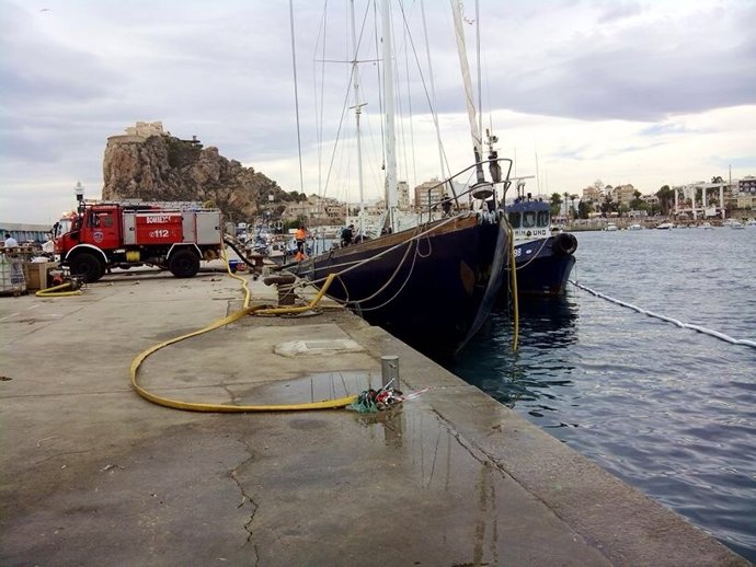 Efectivos del Plan Copla trabajan para evitar que se extienda vertido