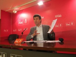 Gutiérrez muestra el texto del pacto de gobierno con UPyD. 