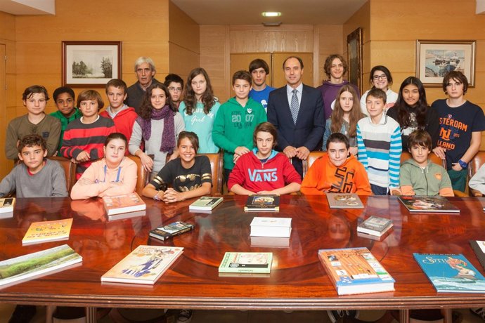 Diego recibe a los alumnos del colegio Atalaya de Santander
