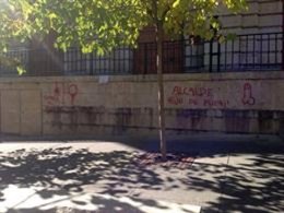 Pintadas con insultos y amenazas al alcalde de Jaén, que ya han sido borradas.