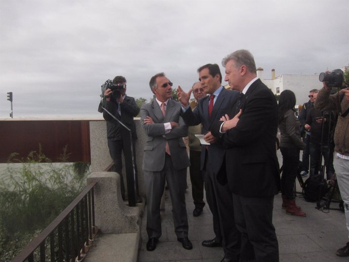 Visita de las autoridades al río Guadalquivir a su paso por la capital